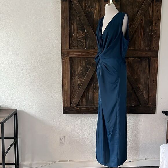 PRETTYGARDEN Satin Ruched Bodycon
Dress Twist Front V Neck Sleeveless Sp… - Picture 8 of 14